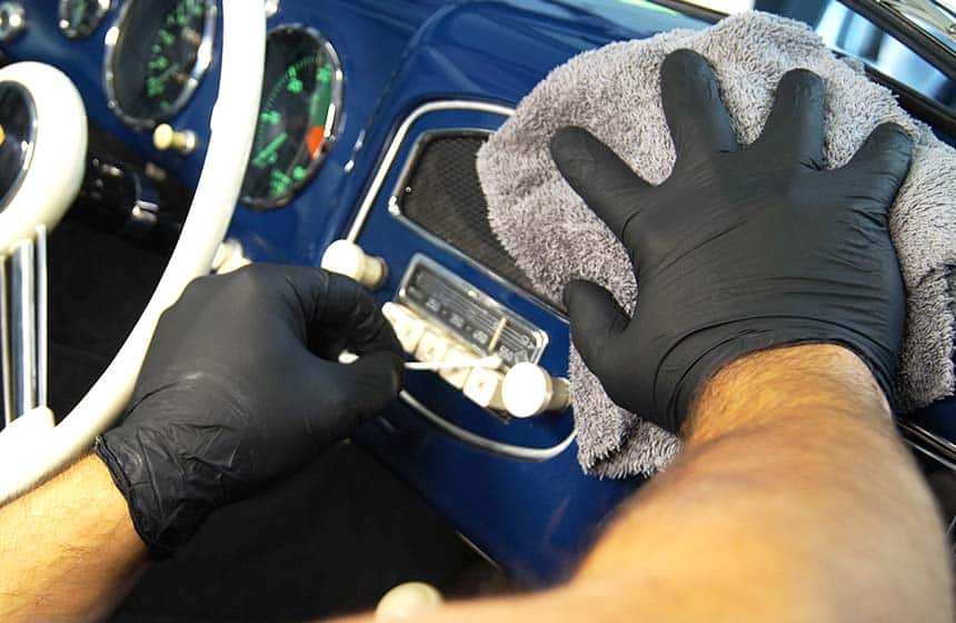 Interior-Reinigung und Fahrzeugpflege eines Marken-Fahrzeugs